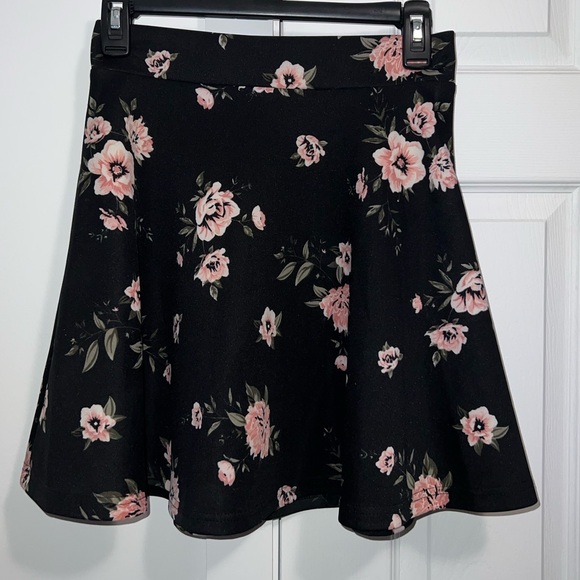 Black and pink floral skirt - Picture 1 of 3